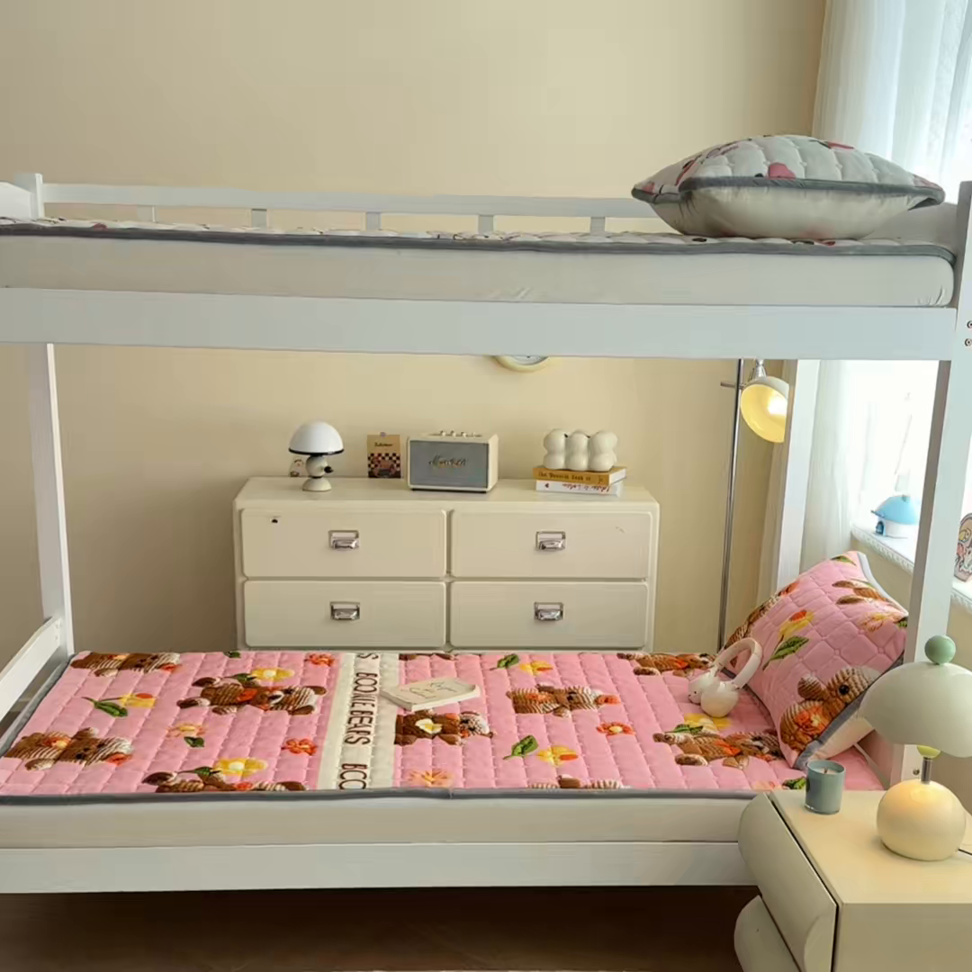 91家纺网 家纺一手货源 找家纺 小叮当家纺仓储工厂店 2025新款牛奶绒夹棉印花床垫学生图 绒床垫-奶油小熊粉