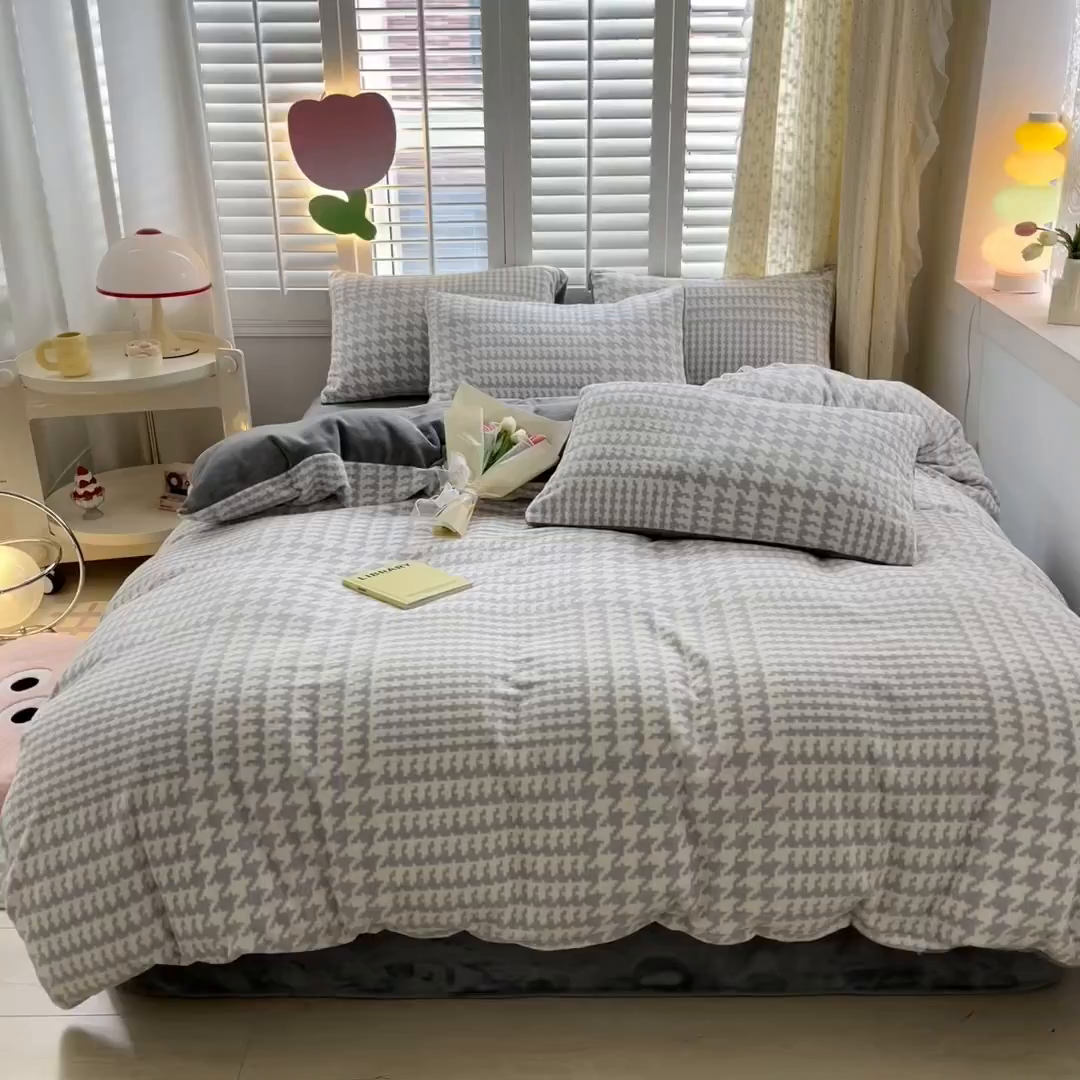 91家纺网 家纺一手货源 找家纺 如约 2025新款印花牛奶绒四件套 千鸟格-灰