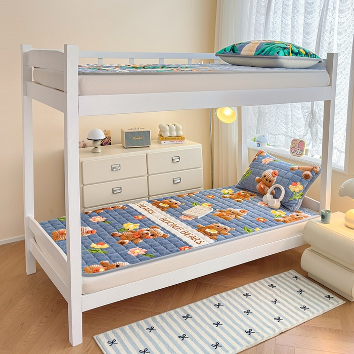 91家纺网 家纺一手货源 找家纺 小叮当家纺仓储工厂店 2025新款牛奶绒夹棉印花床垫学生图 绒床垫-奶油小熊灰