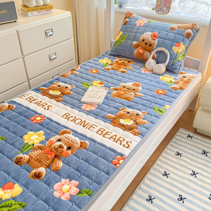 91家纺网 家纺一手货源 找家纺 小叮当家纺仓储工厂店 2025新款牛奶绒夹棉印花床垫学生图 绒床垫-奶油小熊灰