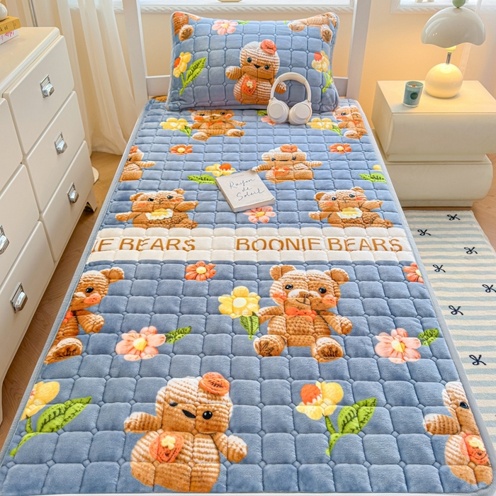 91家纺网 家纺一手货源 找家纺 小叮当家纺仓储工厂店 2025新款牛奶绒夹棉印花床垫学生图 绒床垫-奶油小熊灰