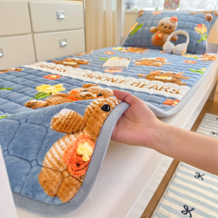 91家纺网 家纺一手货源 找家纺 小叮当家纺仓储工厂店 2025新款牛奶绒夹棉印花床垫学生图 绒床垫-奶油小熊灰