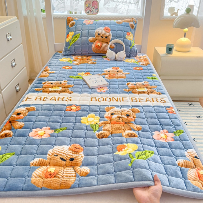 91家纺网 家纺一手货源 找家纺 小叮当家纺仓储工厂店 2025新款牛奶绒夹棉印花床垫学生图 绒床垫-奶油小熊灰