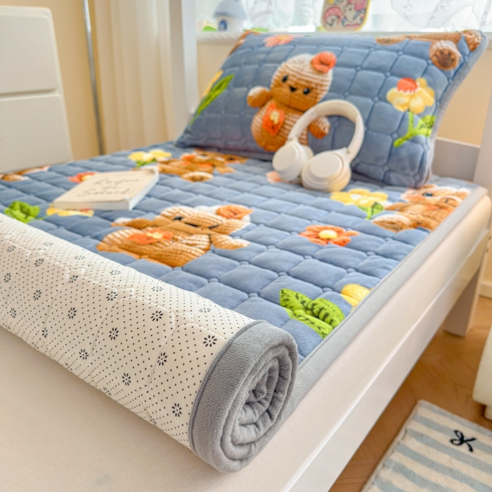 91家纺网 家纺一手货源 找家纺 小叮当家纺仓储工厂店 2025新款牛奶绒夹棉印花床垫学生图 绒床垫-奶油小熊灰