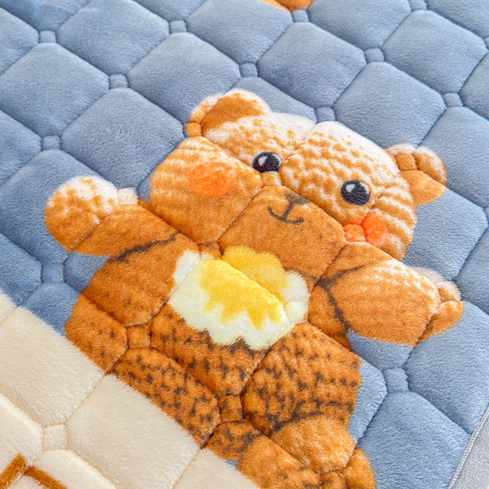 91家纺网 家纺一手货源 找家纺 小叮当家纺仓储工厂店 2025新款牛奶绒夹棉印花床垫学生图 绒床垫-奶油小熊灰