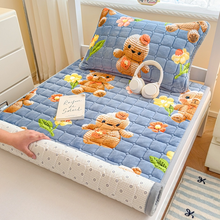 91家纺网 家纺一手货源 找家纺 小叮当家纺仓储工厂店 2025新款牛奶绒夹棉印花床垫学生图 绒床垫-奶油小熊灰