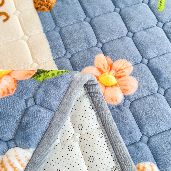 91家纺网 家纺一手货源 找家纺 小叮当家纺仓储工厂店 2025新款牛奶绒夹棉印花床垫学生图 绒床垫-奶油小熊灰