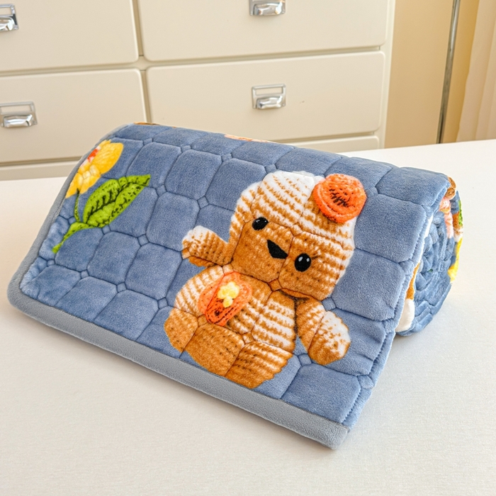 91家纺网 家纺一手货源 找家纺 小叮当家纺仓储工厂店 2025新款牛奶绒夹棉印花床垫学生图 绒床垫-奶油小熊灰