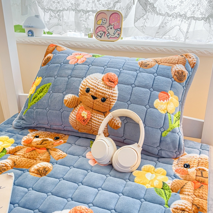 91家纺网 家纺一手货源 找家纺 小叮当家纺仓储工厂店 2025新款牛奶绒夹棉印花床垫学生图 绒床垫-奶油小熊灰