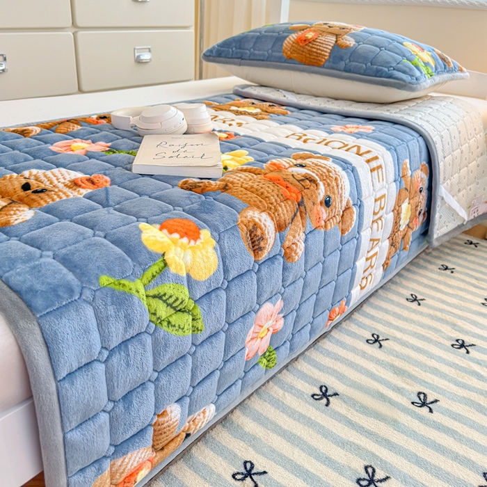 91家纺网 家纺一手货源 找家纺 小叮当家纺仓储工厂店 2025新款牛奶绒夹棉印花床垫学生图 绒床垫-奶油小熊灰