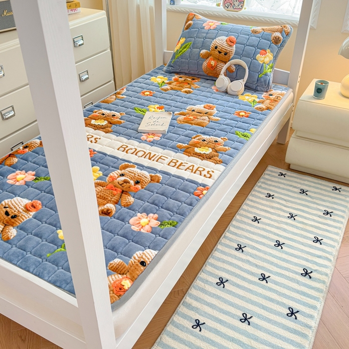 91家纺网 家纺一手货源 找家纺 小叮当家纺仓储工厂店 2025新款牛奶绒夹棉印花床垫学生图 绒床垫-奶油小熊灰