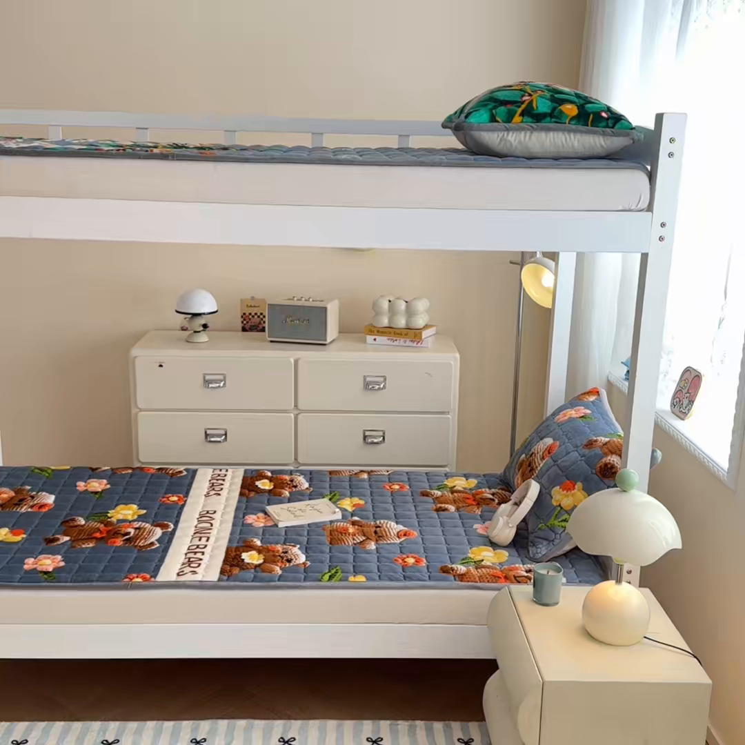 91家纺网 家纺一手货源 找家纺 小叮当家纺仓储工厂店 2025新款牛奶绒夹棉印花床垫学生图 绒床垫-奶油小熊灰