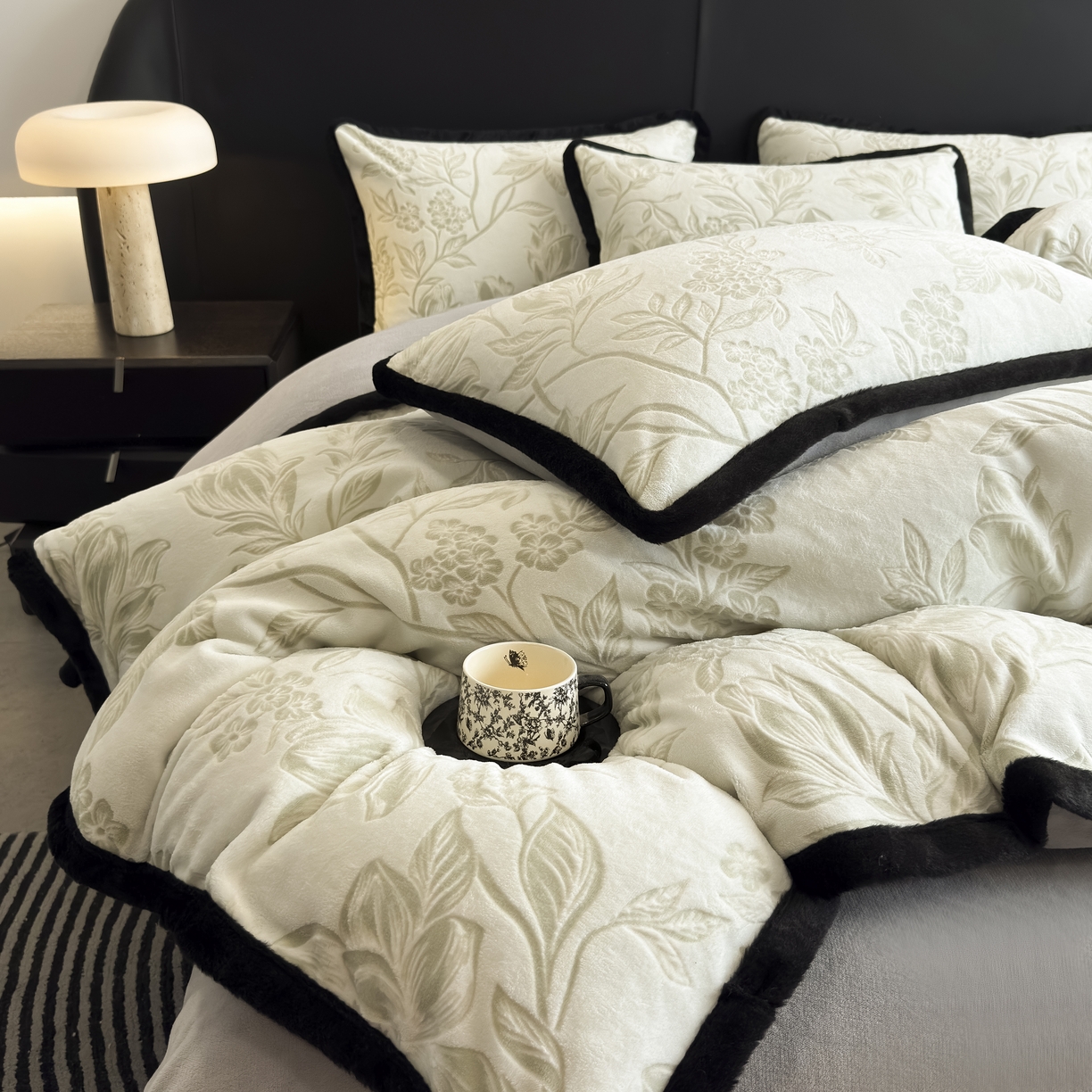 91家纺网 家纺一手货源 找家纺 卡罗兰 2025新款雕花牛奶绒兔毛包边四件套 幸运花园