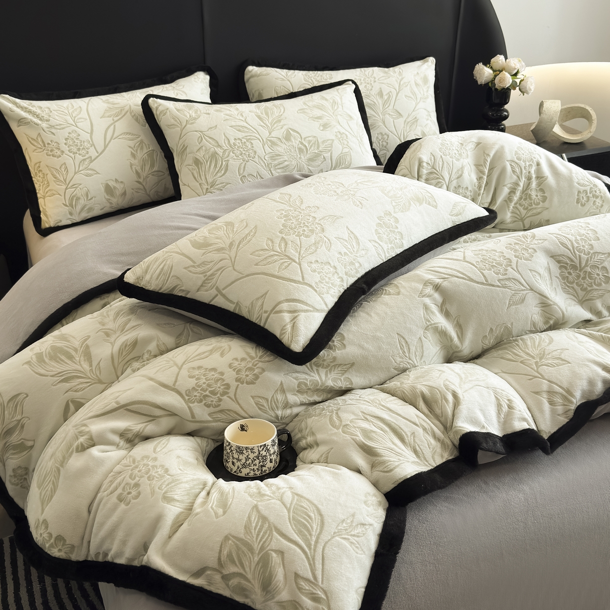 91家纺网 家纺一手货源 找家纺 卡罗兰 2025新款雕花牛奶绒兔毛包边四件套 幸运花园