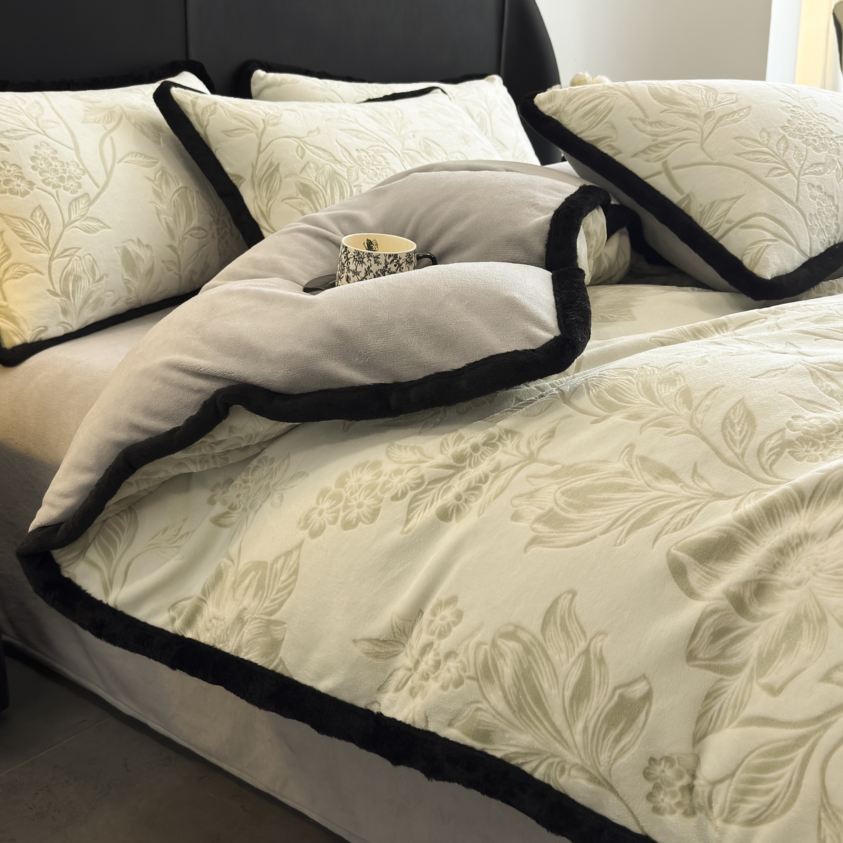 91家纺网 家纺一手货源 找家纺 卡罗兰 2025新款雕花牛奶绒兔毛包边四件套 幸运花园