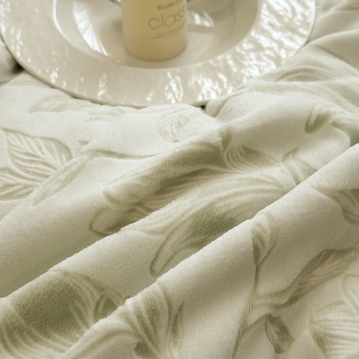 91家纺网 家纺一手货源 找家纺 卡罗兰 2025新款雕花牛奶绒兔毛包边四件套 幸运花园