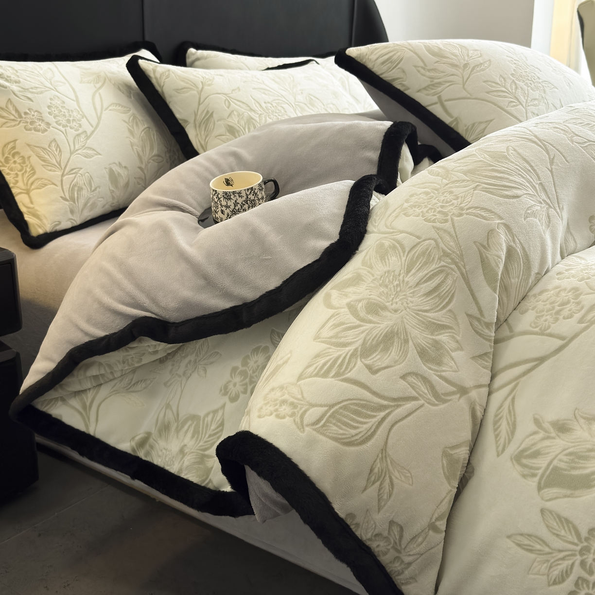 卡罗兰 2025新款雕花牛奶绒兔毛包边四件套 幸运花园