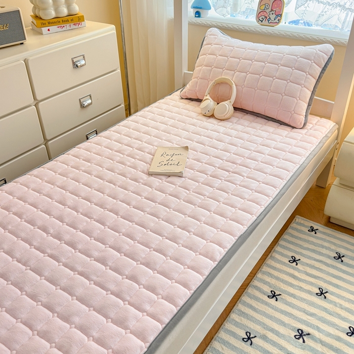 91家纺网 家纺一手货源 找家纺 小叮当家纺仓储工厂店 2025新款牛奶绒夹棉印花床垫学生图 绒床垫-藕粉