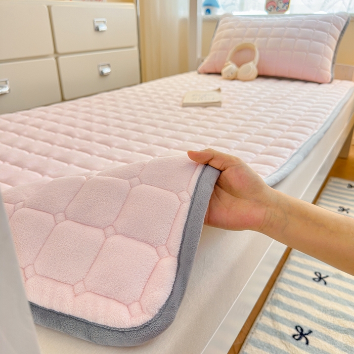 91家纺网 家纺一手货源 找家纺 小叮当家纺仓储工厂店 2025新款牛奶绒夹棉印花床垫学生图 绒床垫-藕粉