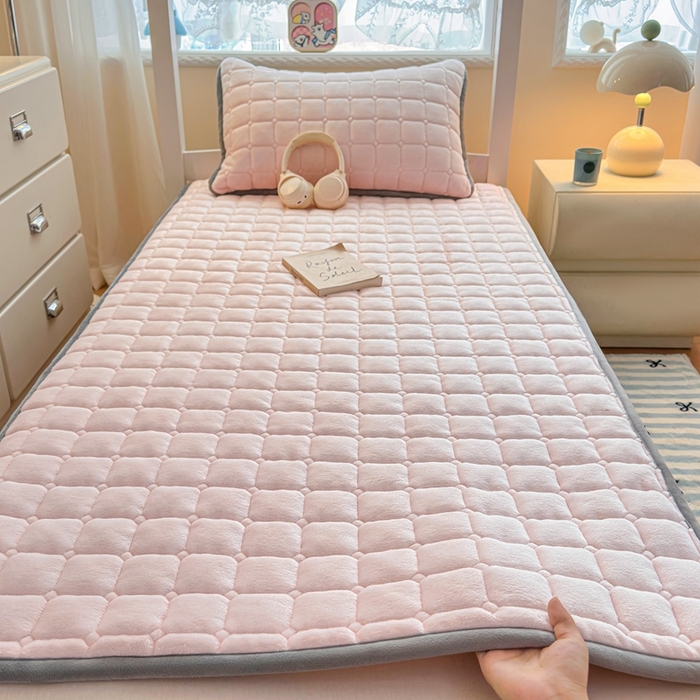 91家纺网 家纺一手货源 找家纺 小叮当家纺仓储工厂店 2025新款牛奶绒夹棉印花床垫学生图 绒床垫-藕粉
