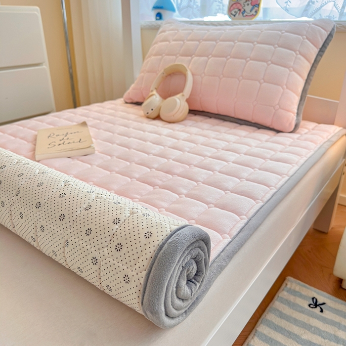 91家纺网 家纺一手货源 找家纺 小叮当家纺仓储工厂店 2025新款牛奶绒夹棉印花床垫学生图 绒床垫-藕粉