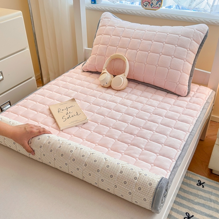 91家纺网 家纺一手货源 找家纺 小叮当家纺仓储工厂店 2025新款牛奶绒夹棉印花床垫学生图 绒床垫-藕粉