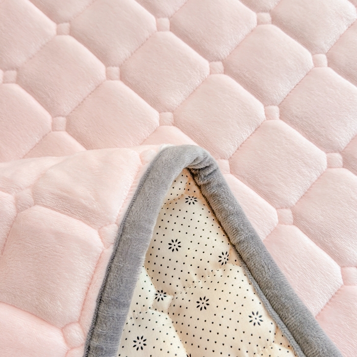 91家纺网 家纺一手货源 找家纺 小叮当家纺仓储工厂店 2025新款牛奶绒夹棉印花床垫学生图 绒床垫-藕粉