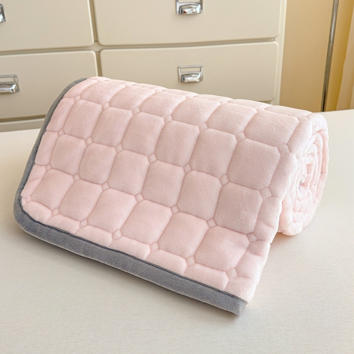 91家纺网 家纺一手货源 找家纺 小叮当家纺仓储工厂店 2025新款牛奶绒夹棉印花床垫学生图 绒床垫-藕粉