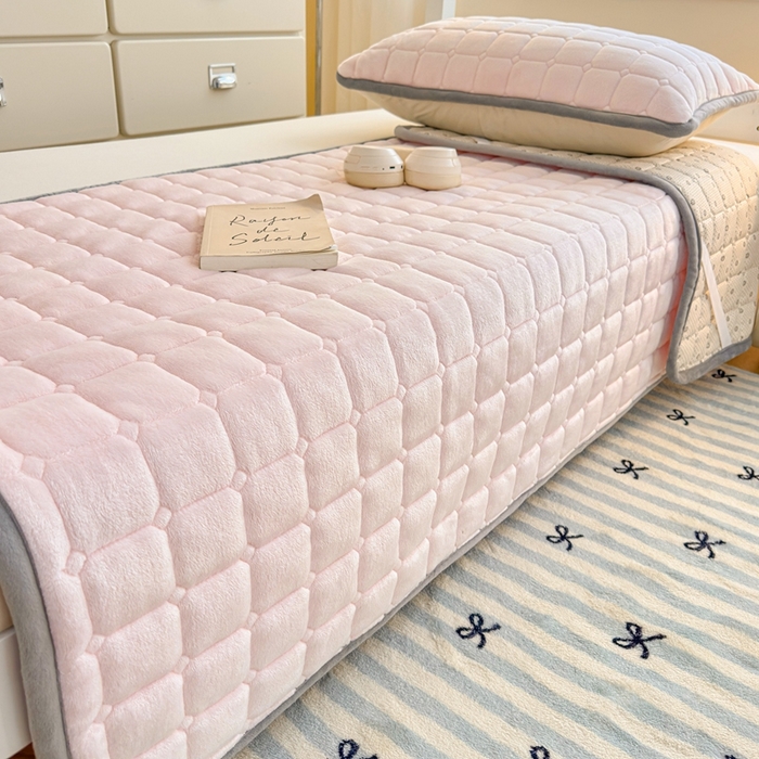 91家纺网 家纺一手货源 找家纺 小叮当家纺仓储工厂店 2025新款牛奶绒夹棉印花床垫学生图 绒床垫-藕粉