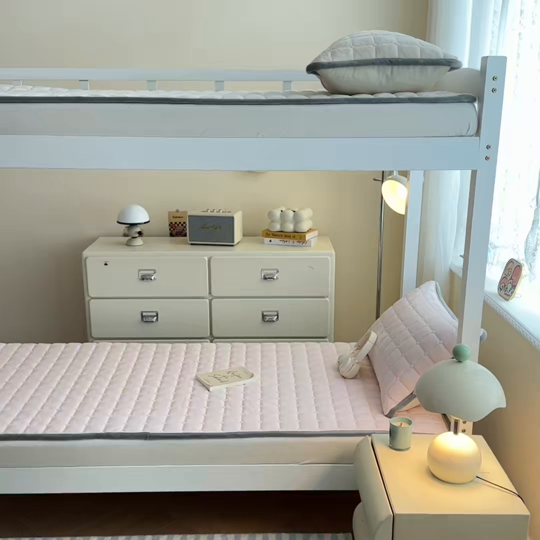 91家纺网 家纺一手货源 找家纺 小叮当家纺仓储工厂店 2025新款牛奶绒夹棉印花床垫学生图 绒床垫-藕粉