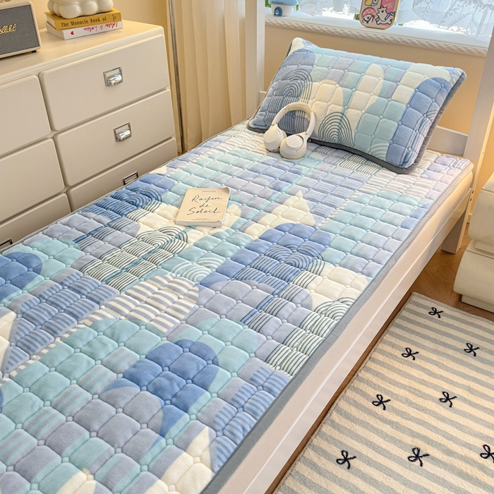 91家纺网 家纺一手货源 找家纺 小叮当家纺仓储工厂店 2025新款牛奶绒夹棉印花床垫学生图 绒床垫-色彩空间