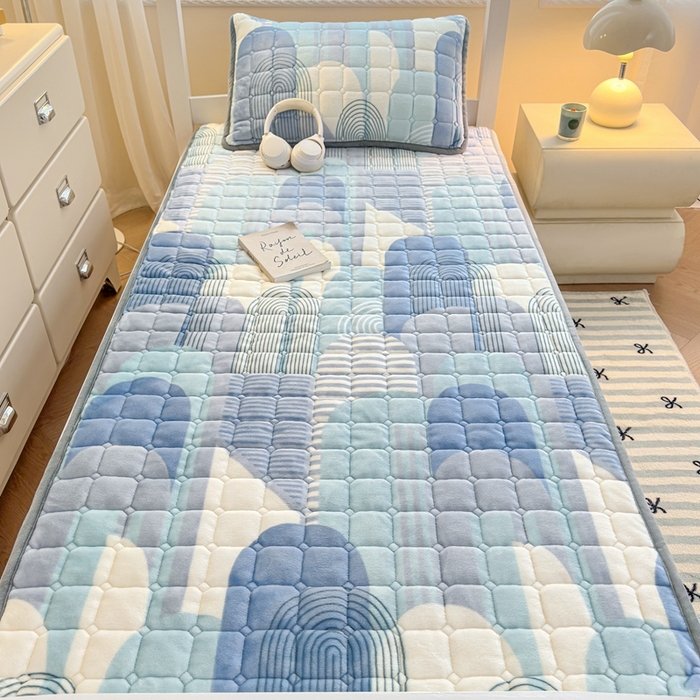 91家纺网 家纺一手货源 找家纺 小叮当家纺仓储工厂店 2025新款牛奶绒夹棉印花床垫学生图 绒床垫-色彩空间