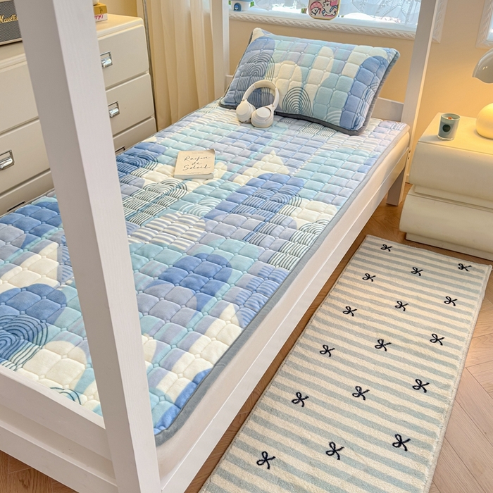 91家纺网 家纺一手货源 找家纺 小叮当家纺仓储工厂店 2025新款牛奶绒夹棉印花床垫学生图 绒床垫-色彩空间