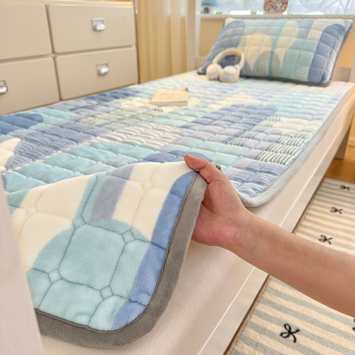 91家纺网 家纺一手货源 找家纺 小叮当家纺仓储工厂店 2025新款牛奶绒夹棉印花床垫学生图 绒床垫-色彩空间