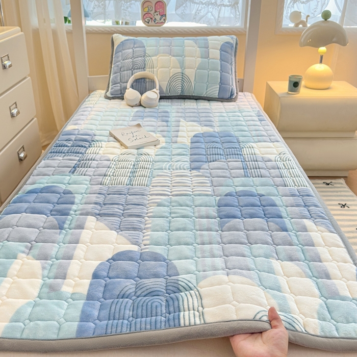 91家纺网 家纺一手货源 找家纺 小叮当家纺仓储工厂店 2025新款牛奶绒夹棉印花床垫学生图 绒床垫-色彩空间