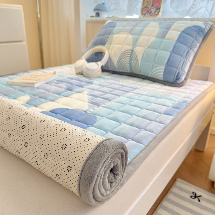 91家纺网 家纺一手货源 找家纺 小叮当家纺仓储工厂店 2025新款牛奶绒夹棉印花床垫学生图 绒床垫-色彩空间