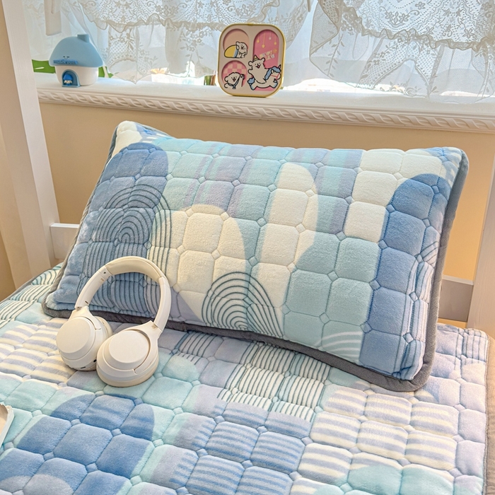 91家纺网 家纺一手货源 找家纺 小叮当家纺仓储工厂店 2025新款牛奶绒夹棉印花床垫学生图 绒床垫-色彩空间