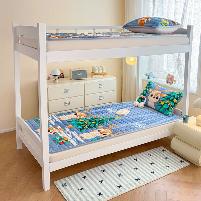 91家纺网 家纺一手货源 找家纺 小叮当家纺仓储工厂店 2025新款牛奶绒夹棉印花床垫学生图 绒床垫-圣诞小鹿蓝色