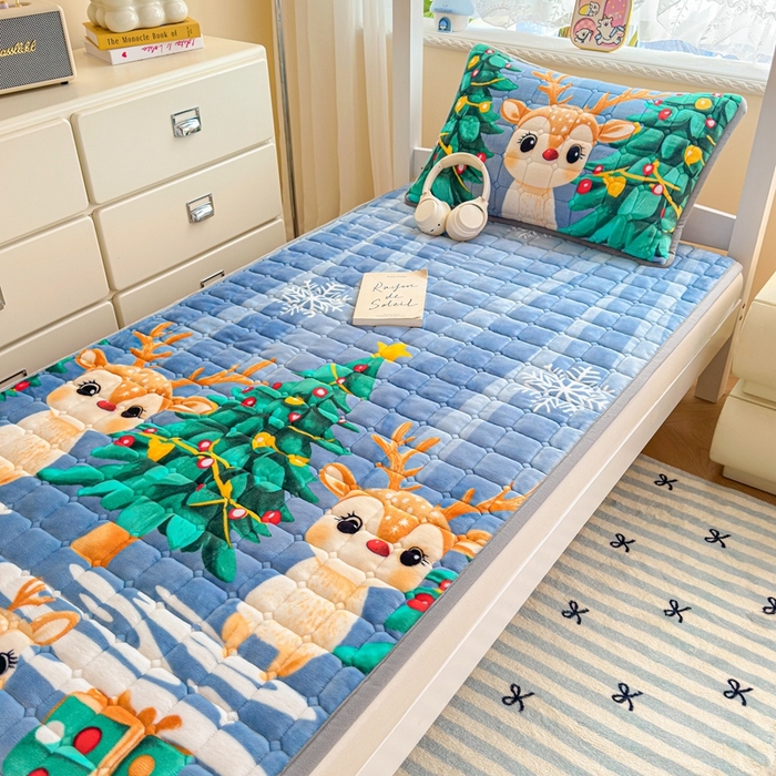 91家纺网 家纺一手货源 找家纺 小叮当家纺仓储工厂店 2025新款牛奶绒夹棉印花床垫学生图 绒床垫-圣诞小鹿蓝色