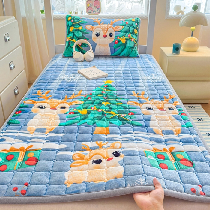 91家纺网 家纺一手货源 找家纺 小叮当家纺仓储工厂店 2025新款牛奶绒夹棉印花床垫学生图 绒床垫-圣诞小鹿蓝色