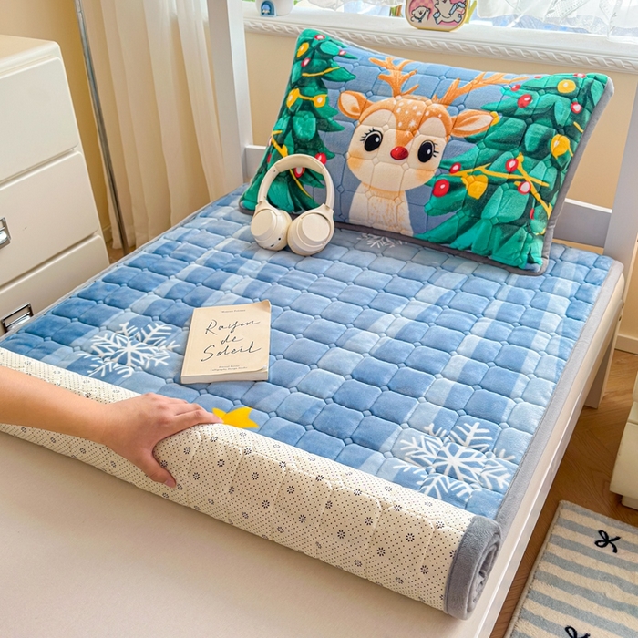 91家纺网 家纺一手货源 找家纺 小叮当家纺仓储工厂店 2025新款牛奶绒夹棉印花床垫学生图 绒床垫-圣诞小鹿蓝色
