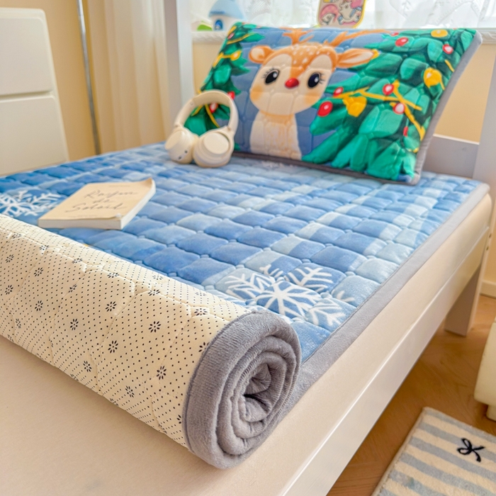 91家纺网 家纺一手货源 找家纺 小叮当家纺仓储工厂店 2025新款牛奶绒夹棉印花床垫学生图 绒床垫-圣诞小鹿蓝色