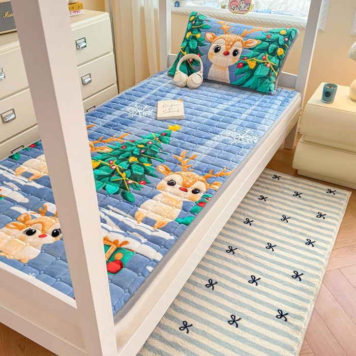 91家纺网 家纺一手货源 找家纺 小叮当家纺仓储工厂店 2025新款牛奶绒夹棉印花床垫学生图 绒床垫-圣诞小鹿蓝色