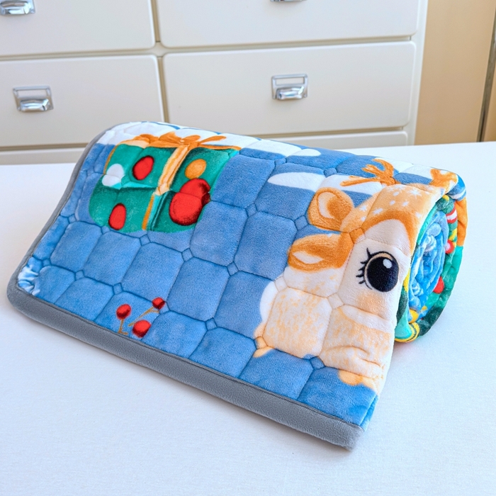 91家纺网 家纺一手货源 找家纺 小叮当家纺仓储工厂店 2025新款牛奶绒夹棉印花床垫学生图 绒床垫-圣诞小鹿蓝色