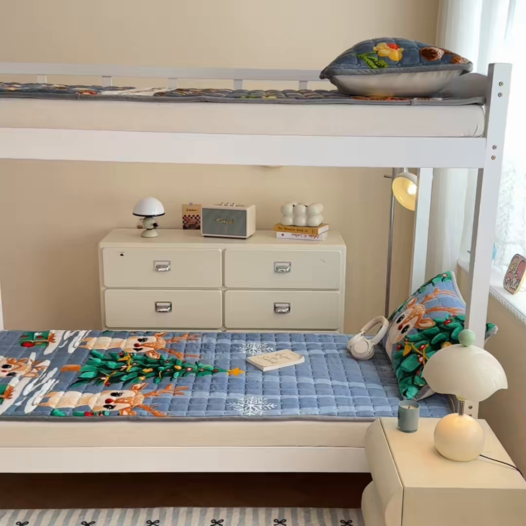 91家纺网 家纺一手货源 找家纺 小叮当家纺仓储工厂店 2025新款牛奶绒夹棉印花床垫学生图 绒床垫-圣诞小鹿蓝色