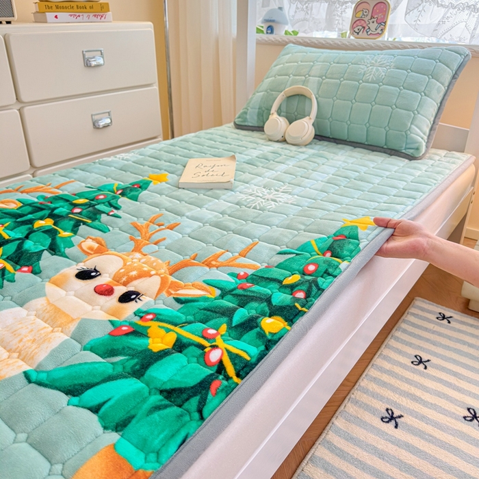 小叮当家纺仓储工厂店 2025新款牛奶绒夹棉印花床垫学生图 绒床垫-圣诞小鹿绿色