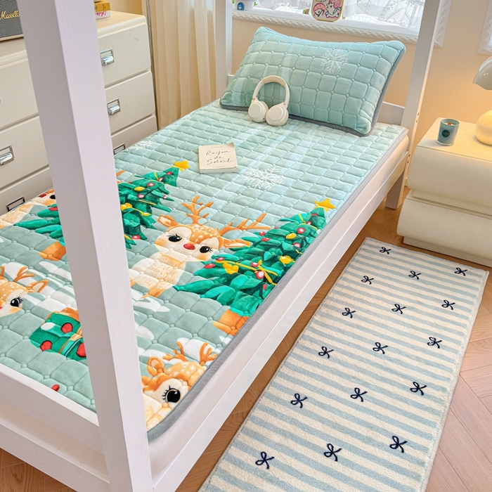 91家纺网 家纺一手货源 找家纺 小叮当家纺仓储工厂店 2025新款牛奶绒夹棉印花床垫学生图 绒床垫-圣诞小鹿绿色