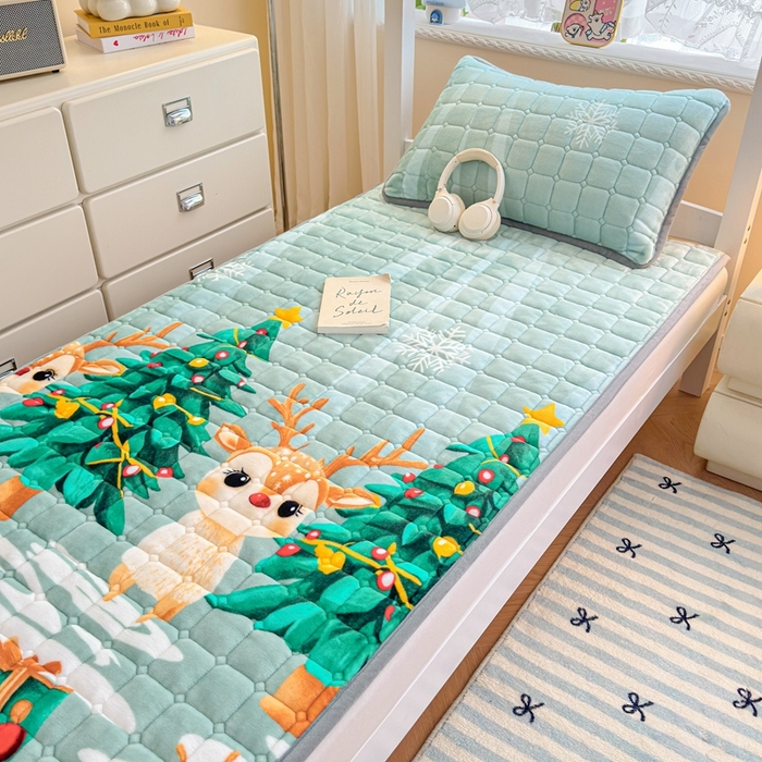 91家纺网 家纺一手货源 找家纺 小叮当家纺仓储工厂店 2025新款牛奶绒夹棉印花床垫学生图 绒床垫-圣诞小鹿绿色