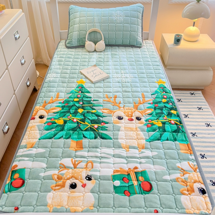 91家纺网 家纺一手货源 找家纺 小叮当家纺仓储工厂店 2025新款牛奶绒夹棉印花床垫学生图 绒床垫-圣诞小鹿绿色