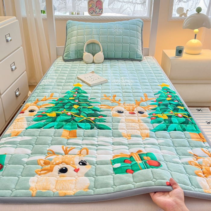 91家纺网 家纺一手货源 找家纺 小叮当家纺仓储工厂店 2025新款牛奶绒夹棉印花床垫学生图 绒床垫-圣诞小鹿绿色